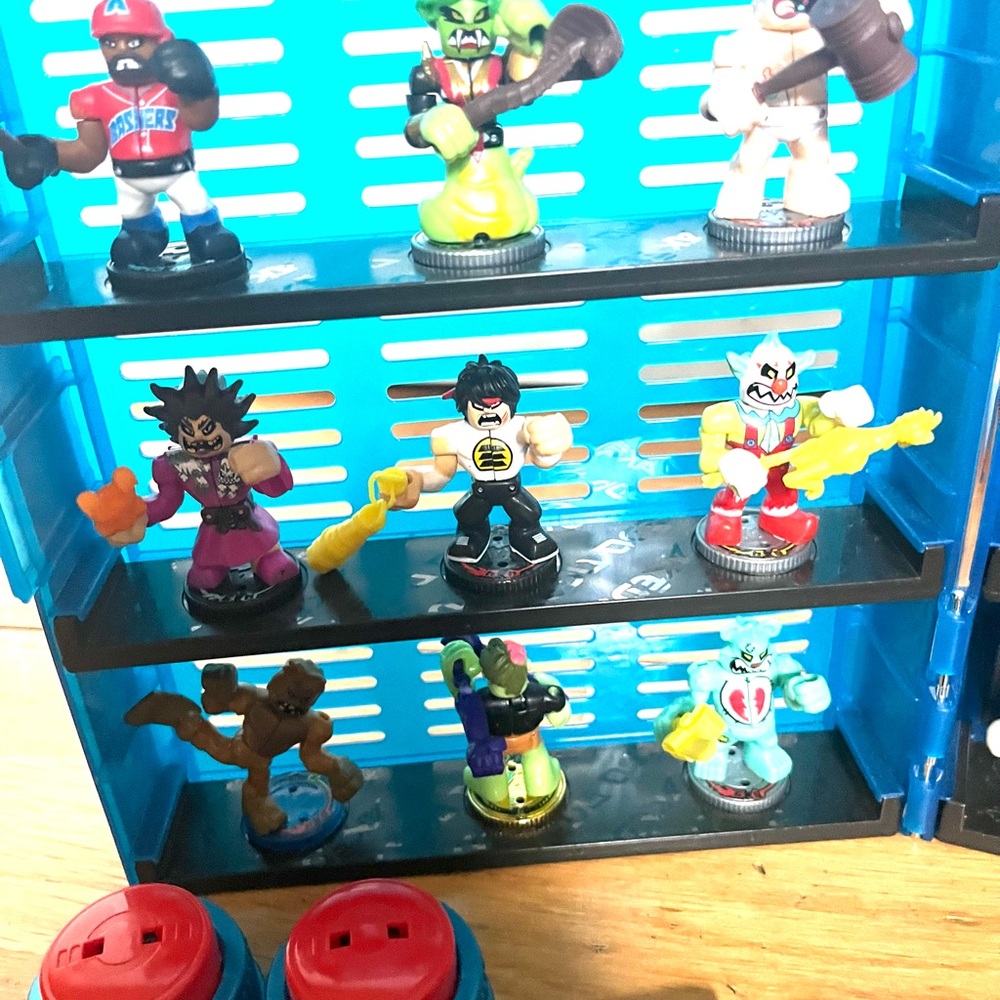 Akedo Ultimate Warriors Lot 21 Figures Controllers Battle Arena Arcade  Case - Picture 3 of 5